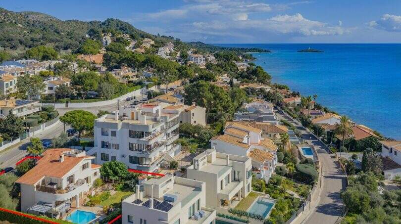 Vista aérea villa mediterránea con piscina, vista al mar y complejo residencial en Alcanada cerca de Alcúdia, Mallorca