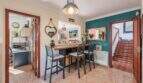 Comedor con barra de bar, taburetes y escaleras en villa mediterránea en Alcanada cerca de Alcúdia