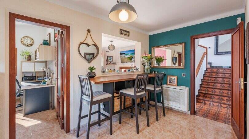 Comedor con barra de bar, taburetes y escaleras en villa mediterránea en Alcanada cerca de Alcúdia