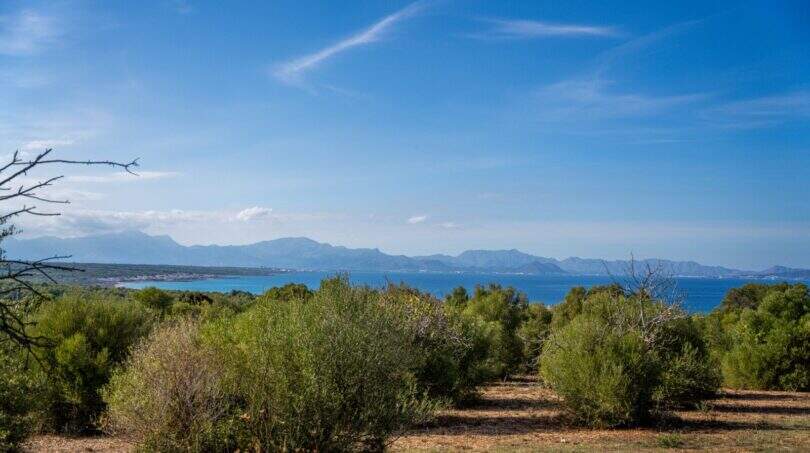 Extensive property with Mediterranean scrubland and panoramic view of the turquoise sea and mountain range