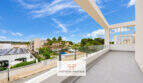 Geräumige Dachterrasse mit Glasgeländer, Blick auf Pool und Palmen, Penthouse Colonia de Sant Jordi