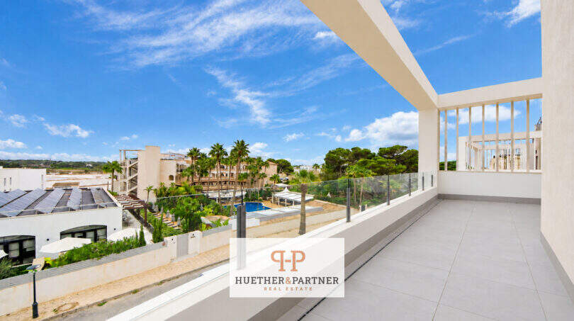Geräumige Dachterrasse mit Glasgeländer, Blick auf Pool und Palmen, Penthouse Colonia de Sant Jordi
