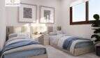 Helles Schlafzimmer mit zwei Einzelbetten, Holzmöbeln und Fenster in strandnaher Neubauwohnung, Cala Ratjada