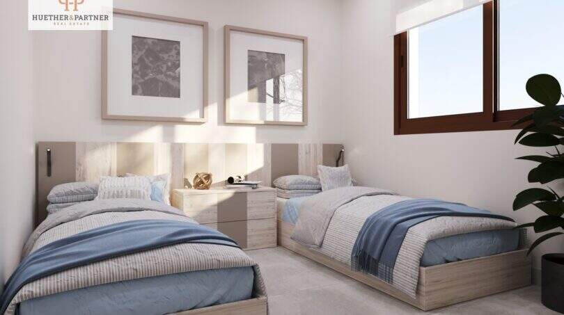 Helles Schlafzimmer mit zwei Einzelbetten, Holzmöbeln und Fenster in strandnaher Neubauwohnung, Cala Ratjada