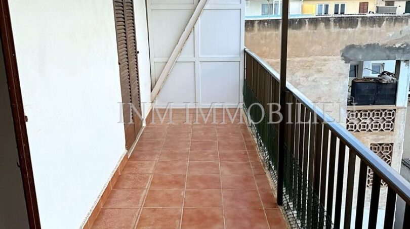 Langer Balkon mit Terrakottafliesen und Metallgeländer, Blick auf umliegende Gebäude in El Arenal