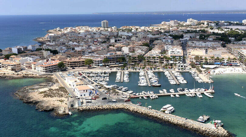 Luftaufnahme von Colonia de Sant Jordi mit Jachthafen, türkisblauem Meer und Stadtblick.