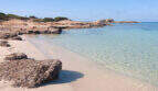 Türkisfarbenes Meer und weißer Sandstrand nahe Colonia de Sant Jordi, Blick auf die felsige Küstenlandschaft