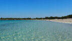 Türkisfarbenes Meer und weißer Sandstrand in Colonia de Sant Jordi, Blick vom Penthouse mit Meerblick