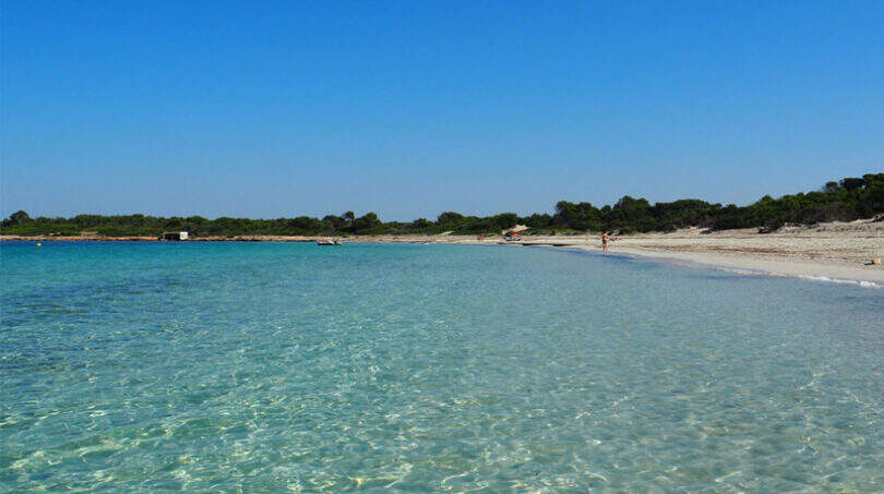 Türkisfarbenes Meer und weißer Sandstrand in Colonia de Sant Jordi, Blick vom Penthouse mit Meerblick