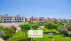 Gepflegte Wohnanlage in Cales de Mallorca mit Pool, Grünanlage und mediterranen Mehrfamilienhäusern