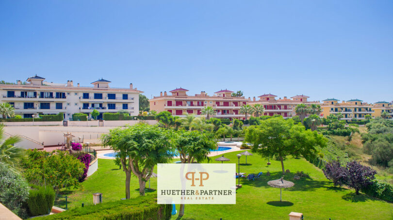 Gepflegte Wohnanlage in Cales de Mallorca mit Pool, Grünanlage und mediterranen Mehrfamilienhäusern