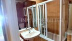 Badezimmer mit Standwaschbecken, Badewanne mit Glasabtrennung und orangefarbenen Fliesen in Strandwohnung El Arenal