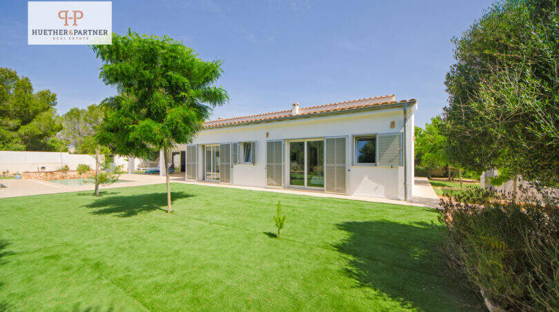 Außenansicht Einfamilienhaus Sa Ràpita: gepflegter Rasen, Terrassenzugang, Pool & mediterraner Baumbestand