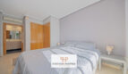 Helles Schlafzimmer der Mallorca-Wohnung mit Doppelbett, Einbauschrank und angrenzendem Badezimmer