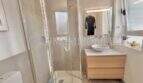 Modernes Badezimmer mit Glasdusche, Regendusche, Holzwaschtisch und Mosaikfliesen in Maisonette-Wohnung Palma