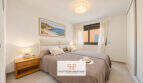 Helles Schlafzimmer im Penthouse Colonia de Sant Jordi mit Doppelbett, Holznachttisch und Meerblick-Kunstdruck