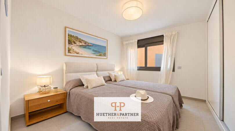 Helles Schlafzimmer im Penthouse Colonia de Sant Jordi mit Doppelbett, Holznachttisch und Meerblick-Kunstdruck