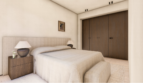 Dormitorio luminoso con cama doble, cabecero tapizado, mesitas de noche de madera y elegante armario empotrado en Palma de Mallorca.