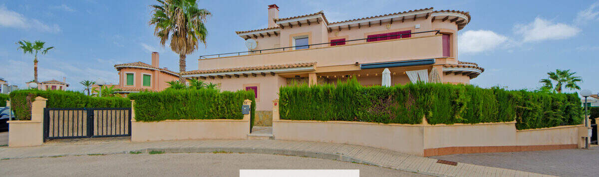 Außenansicht Villa Cala Murada: mediterraner Stil, Dachterrasse, Palmengarten, Hecke, Sackgassenlage