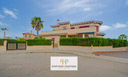 Vista exterior villa Cala Murada: estilo mediterráneo, terraza en azotea, jardín de palmeras, seto, ubicación sin salida