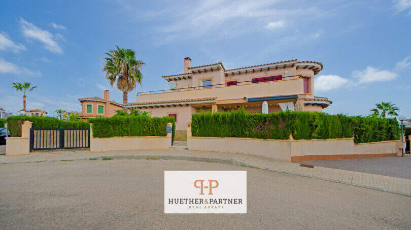 Außenansicht Villa Cala Murada: mediterraner Stil, Dachterrasse, Palmengarten, Hecke, Sackgassenlage