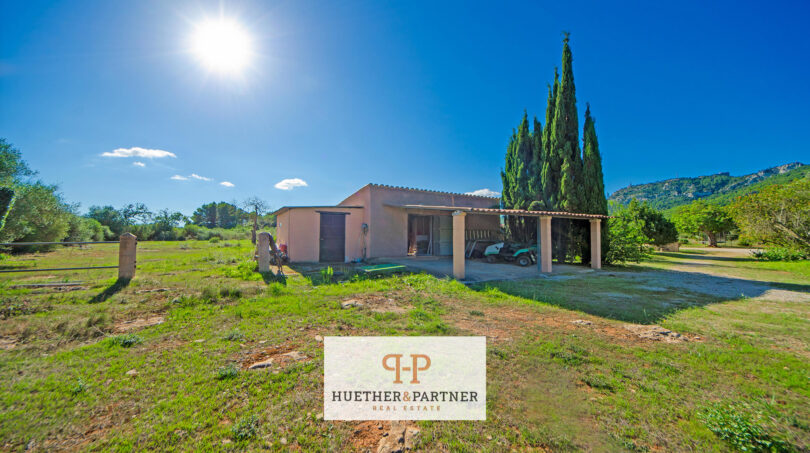 Vista exterior de la finca Felanitx: Construcción de planta baja con carport, cipreses y vistas a Sant Salvador