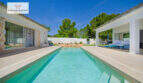 Moderner Pool mit Natursteinteint, überdachte Terrasse und Garten des Einfamilienhauses in Sa Ràpita