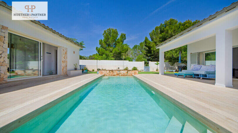 Moderner Pool mit Natursteinteint, überdachte Terrasse und Garten des Einfamilienhauses in Sa Ràpita