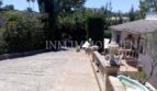 Entrada y terraza de una casa unifamiliar en Santa Ponsa con camino pavimentado y exuberante vegetación