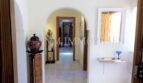 Entrada luminosa con pasillo de arco de medio punto, suelo de mármol y elementos decorativos en casa unifamiliar Santa Ponsa