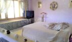 Dormitorio luminoso con cama doble, aire acondicionado y pantalla plana en casa unifamiliar Santa Ponsa