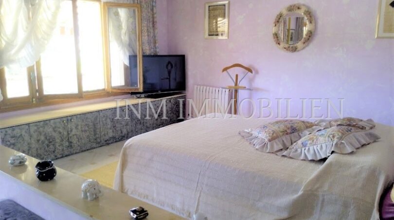 Dormitorio luminoso con cama doble, aire acondicionado y pantalla plana en casa unifamiliar Santa Ponsa