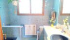 Baño con revestimiento de azulejos azules, radiador, bañera y lavabo azul en casa unifamiliar Santa Ponsa