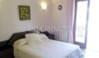Dormitorio luminoso con cama doble, acceso a balcón, cortinas rosas e imagen de pared en casa unifamiliar Santa Ponsa