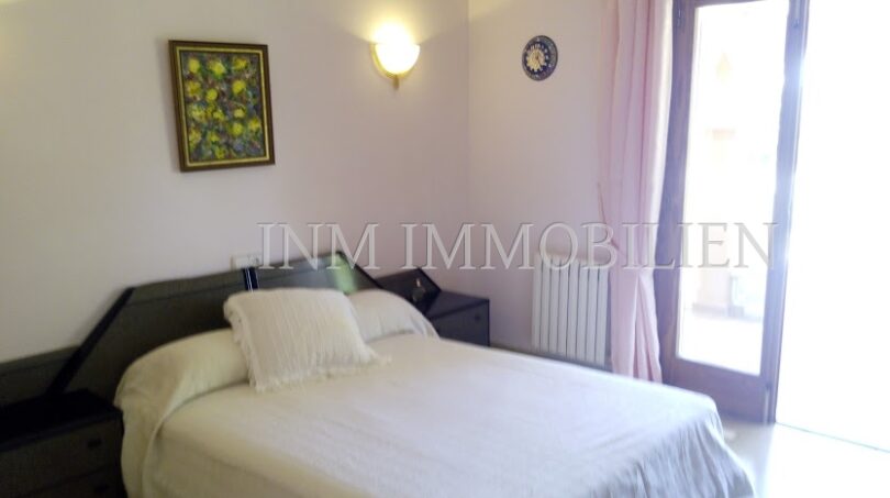 Dormitorio luminoso con cama doble, acceso a balcón, cortinas rosas e imagen de pared en casa unifamiliar Santa Ponsa