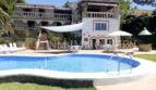 Vista exterior villa Santa Ponsa con gran piscina, terraza soleada, tumbonas y jardín mediterráneo