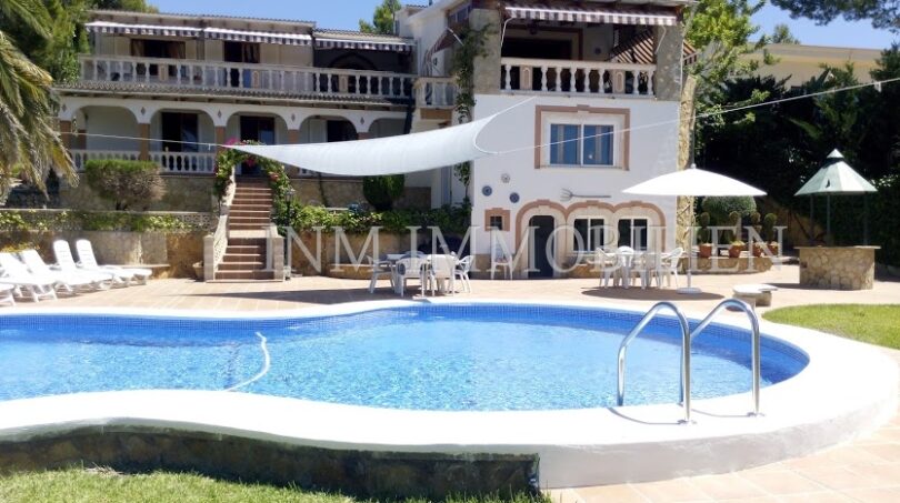 Vista exterior villa Santa Ponsa con gran piscina, terraza soleada, tumbonas y jardín mediterráneo