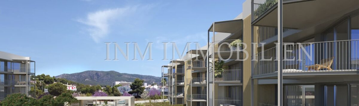 Moderno complejo de nuevos apartamentos en Palmanova con balcones, piscina comunitaria y vistas a la montaña, rodeado de jardines bien cuidados.
