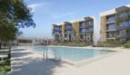 Piscina exterior del complejo de nueva construcción en Palmanova con apartamentos modernos y amplia terraza para tomar el sol
