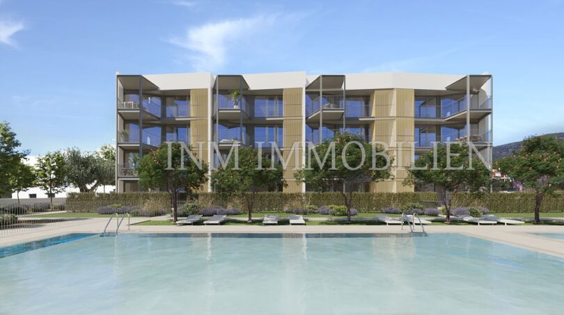 Moderna nueva construcción en Palmanova con piscina, jardín y balcones, vista externa del apartamento áticos