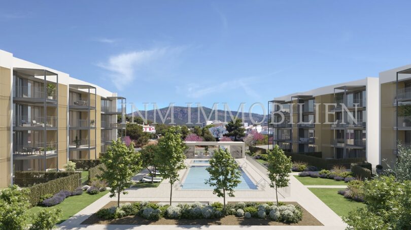 Moderno complejo de nueva construcción en Palmanova con piscina, jardín y vistas a la montaña, rodeado de dos edificios residenciales.
