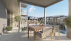 Terraza cubierta del apartamento áticos de nueva construcción en Palmanova con mesa de comedor, vista a la piscina y panorama de montaña
