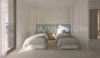 Dormitorio luminoso del apartamento áticos de nueva construcción en Palmanova con dos camas individuales, acceso al balcón y diseño moderno.