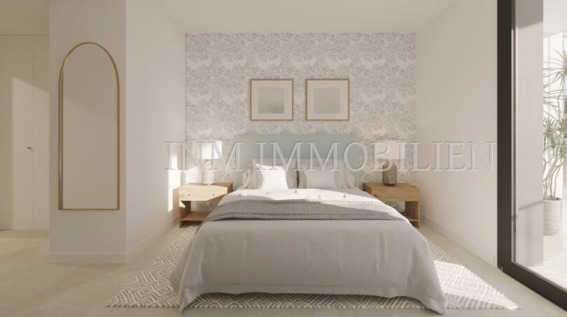 Dormitorio luminoso del apartamento áticos de nueva construcción en Palmanova con cama doble, papel tapiz floral y diseño moderno