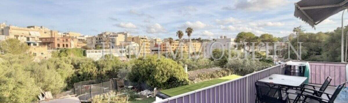 Sonnige Dachterrasse mit Sitzgruppe und Markise, Blick auf Garten und Ortschaft Porto Cristo