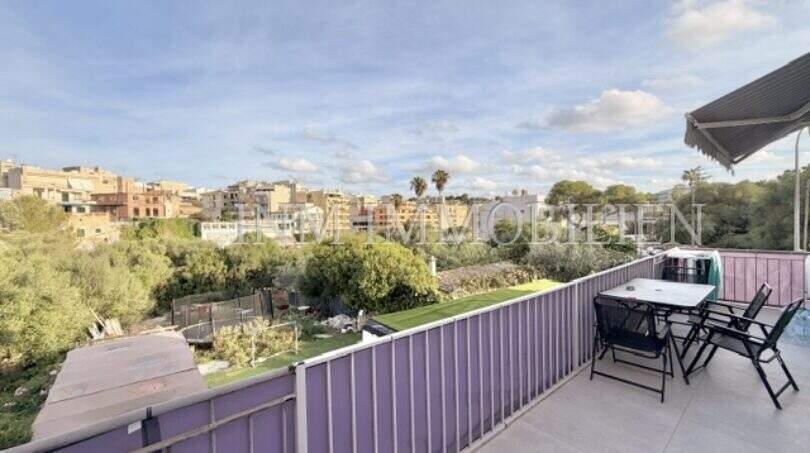 Sonnige Dachterrasse mit Sitzgruppe und Markise, Blick auf Garten und Ortschaft Porto Cristo