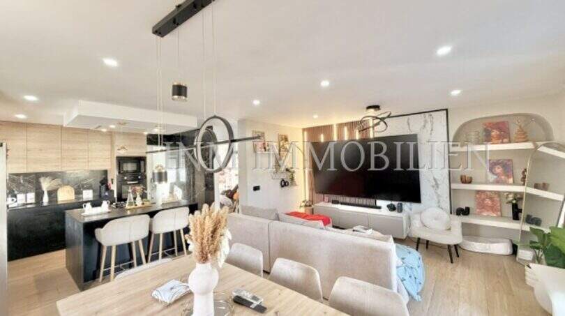 Offener Wohn-Essbereich mit moderner Küche, hellem Holzboden und großem TV-Bereich in Maisonette Porto Cristo