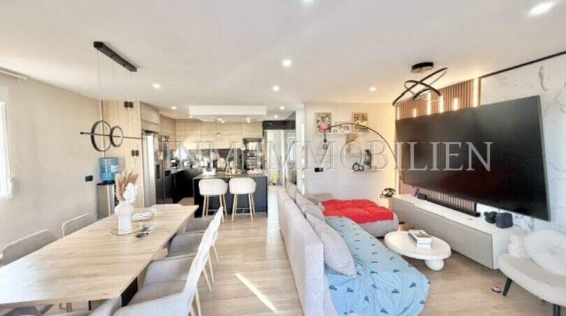 Offener Wohn-Essbereich mit moderner Küche, großem Sofa und TV-Wand in Maisonette-Wohnung Porto Cristo