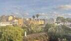 Blick von der Terrasse der Maisonette-Wohnung auf Porto Cristo mit Palmen und Stadtpanorama
