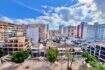 Blick vom Balkon auf Stadtpanorama El Arenal, Palma de Mallorca, mit Platz, Palmen und umliegenden Wohngebäuden